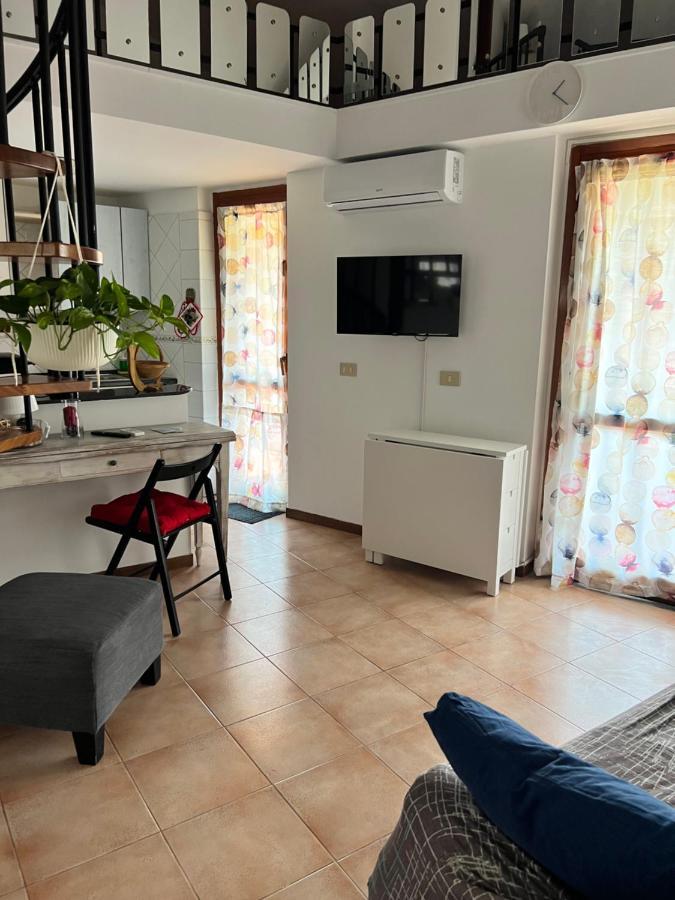 Апартаменты Mansardina A Pochi Passi Da Roma Morlupo Экстерьер фото